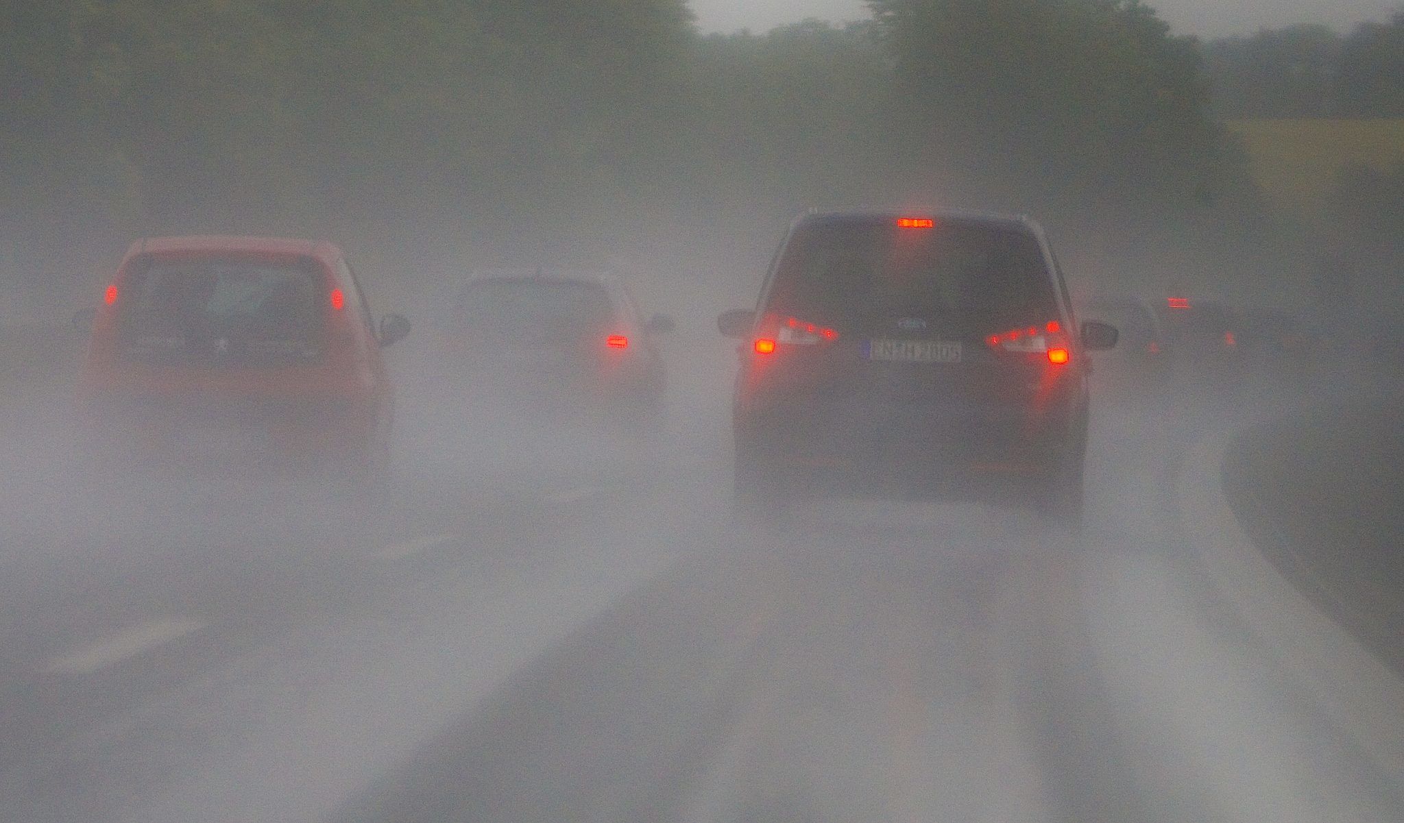 Beispiel der Sicht eines Fahrers bei schlechter Sicht durch Regen