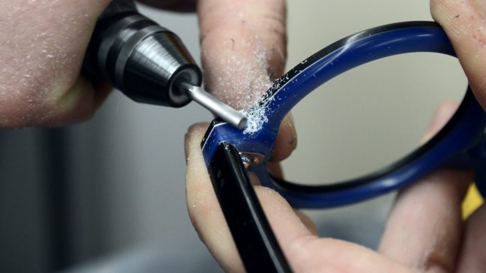 Handfräsen einer Brillenfassung